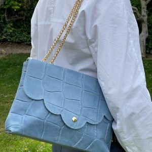 Bandolera de piel y cadena dorada