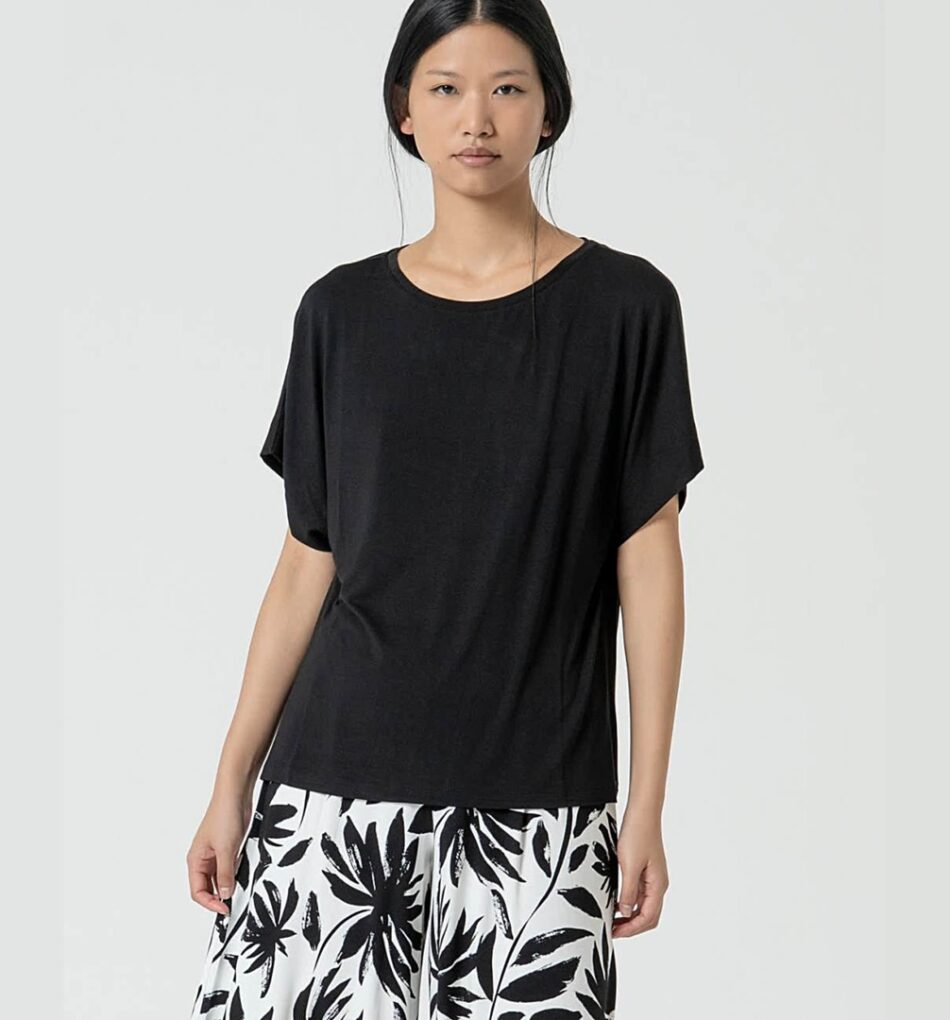 CAMISETA OVERSIZE VISCOSA BAMBÚ NEGRA SURKANA