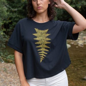 Camiseta orgánica corte murciélago negra HELECHO