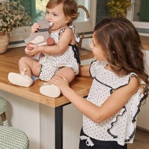 Blusa blanca con topitos negros