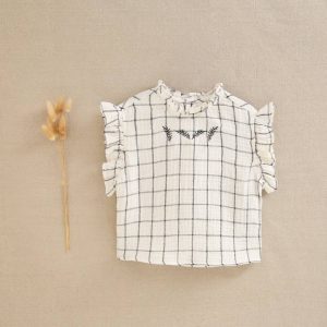 Blusa blanca con cuadros negros