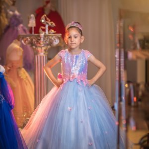 Vestido de niña color celeste con flores rosa 3D