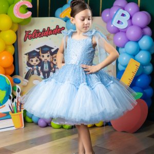 Vestido de niña color celeste con falda en dos secciones en pedrería y tul